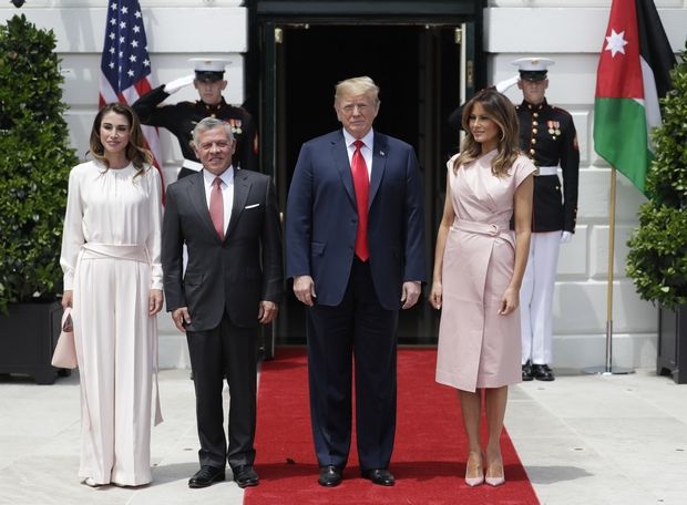 Η βασίλισσα Ράνια της Ιορδανίας στο Λευκό Οίκο βάζει κάτω την Melania με το ροζ σύνολό της
