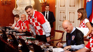 Υπουργικό συμβούλιο με…φανέλες της Κροατίας!