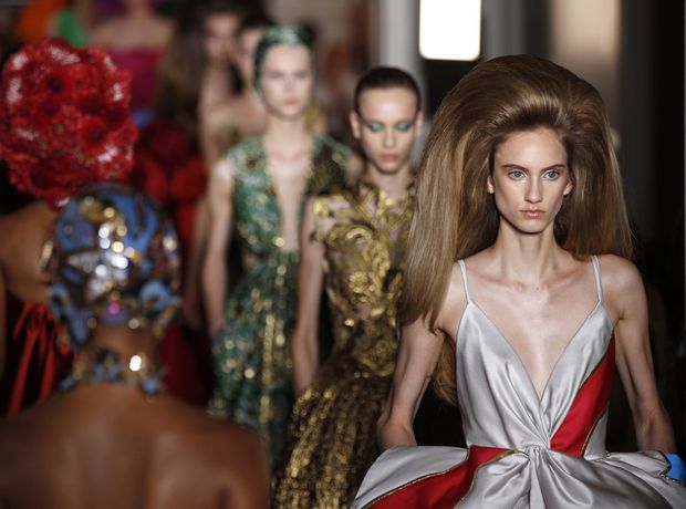 O Valentino, η Αναγέννηση, η Kaia Gerber και το εντυπωσιακό couture show στο Παρίσι