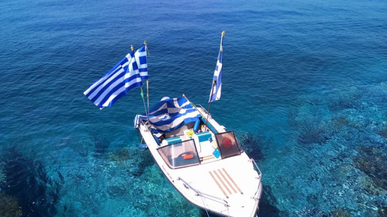 Τρία παλικάρια από τους Φούρνους ύψωσαν την Ελληνική σημαία στη βραχονησίδα Μικρός Ανθρωποφάς