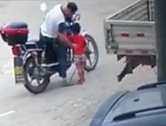 Βίντεο – σοκ: Η στιγμή που άνδρας απαγάγει κοριτσάκι με δέλεαρ ένα κέρασμα!