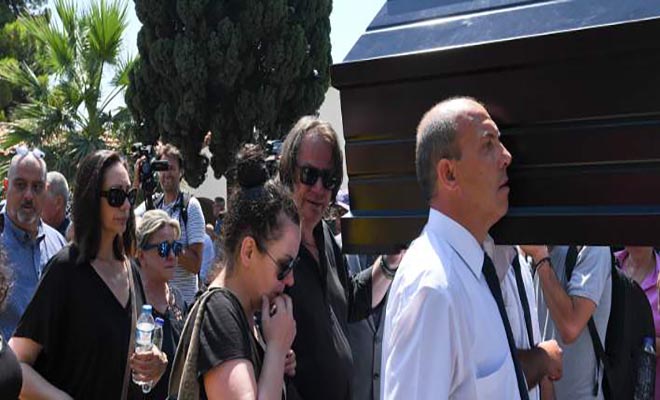 Θρήνος στην κηδεία της Τζέσυ Παπουτσή – "Θέλω να πεθάνω" φώναζε η Βάσια Τριφύλλη [Εικόνες]