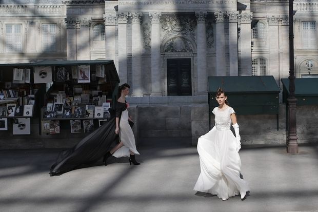 To Chanel Couture show αναβιώνει τα classics του οίκου στο Grand Palais στο Παρίσι