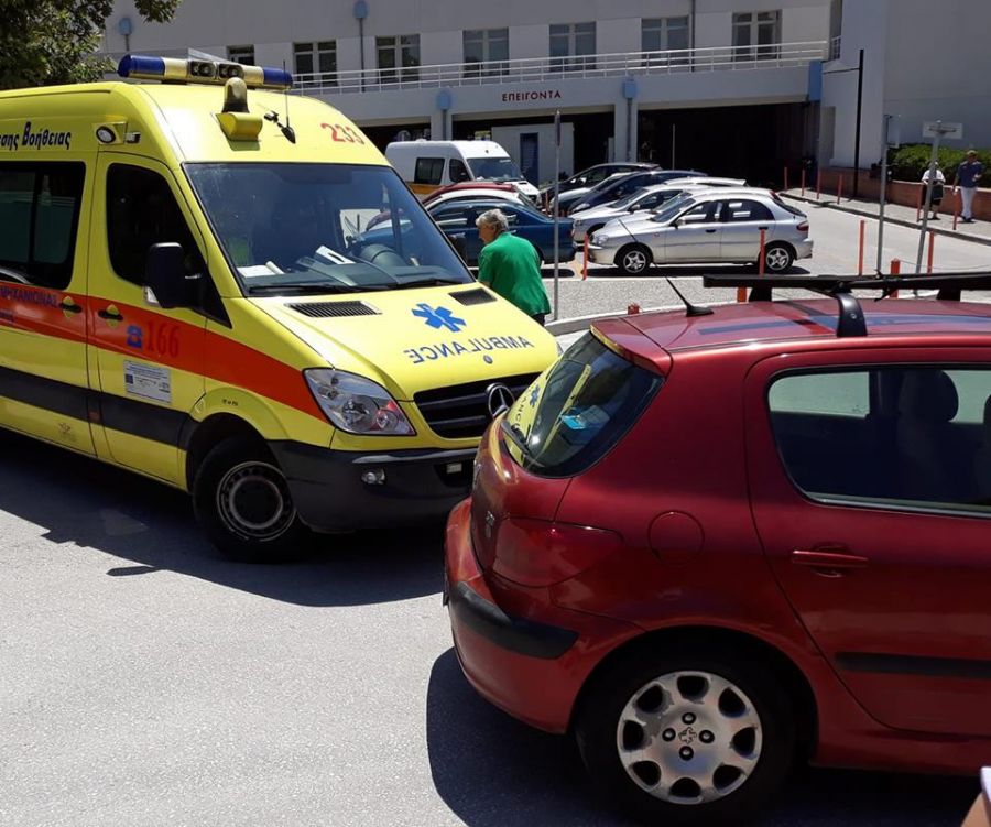 Θεσσαλονίκη: Ασθενοφόρο εγκλωβίστηκε από παράνομα παρκαρισμένο Ι.Χ. στα επείγοντα (εικόνα)