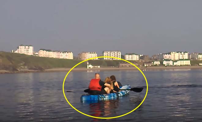 Θρίλερ… Τουρίστες Κάνουν Βόλτα στην Θάλασσα, Όταν Εμφανίζεται Δίπλα τους Καρχαρίας [Βίντεο]