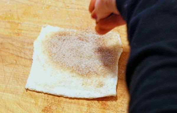 Πανεύκολα ρολάκια κανέλας με ψωμί του τοστ σε έτοιμα σε 2 λεπτά!