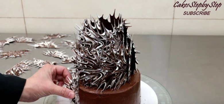 Απίστευτα εύκολος τρόπος για να διακοσμήσετε ένα κέικ σοκολάτας!
