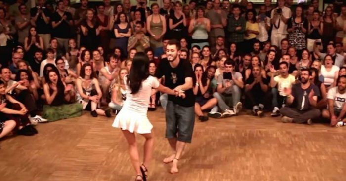 Την τράβηξε να χορέψουν μπροστά σε πολύ κόσμο! Αυτή τι έκανε; Kάτι το φανταστικό! (βίντεο)