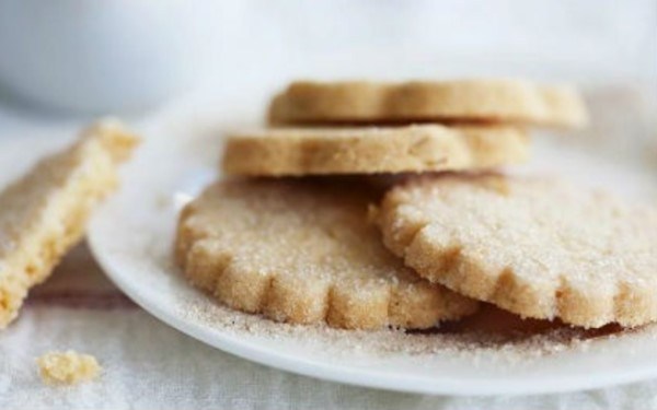 Μπισκότα βουτύρου πασπαλισμένα με ζάχαρη