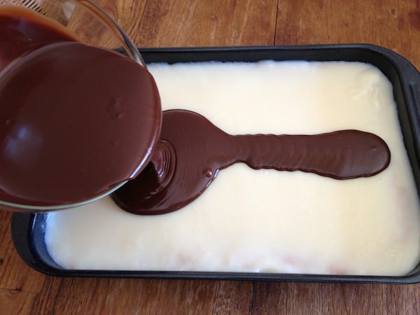 Σιροπιαστό γλυκό ψυγείου με κρέμα και σοκολάτα