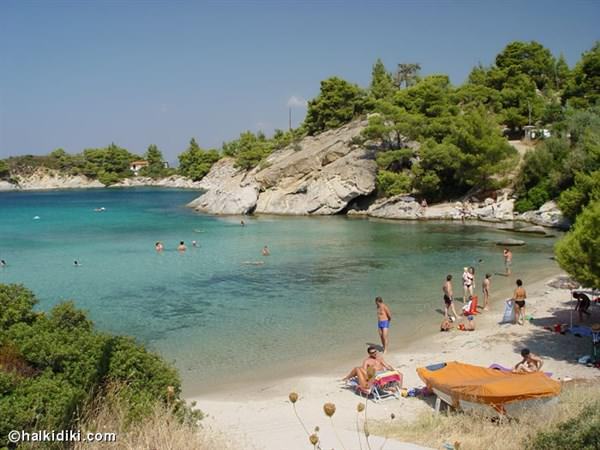 Η πανέμορφη μικρή εξωτική παραλία στο δεύτερο πόδι της Χαλκιδικής που ξετρελαίνει Έλληνες και ξένους