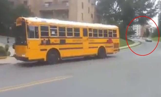 Nα τι συμβαίνει στον Καναδά όταν κάνει στάση ένα σχολικό λεωφορείο