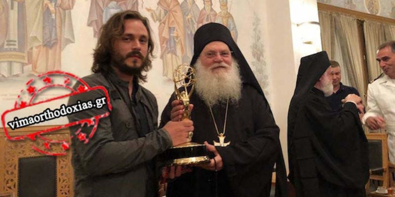 Σταρ του Χόλιγουντ χάρισε στη Μονή Βατοπεδίου βραβείο EMMY