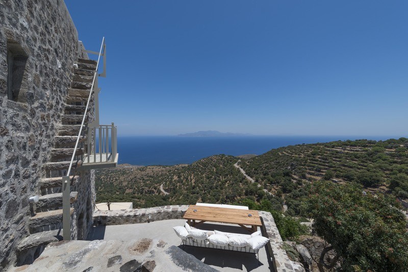 Το ωραιότερο σπίτι του Αιγαίου βρίσκεται στη Νίσυρο. Πώς από αετοφωλιά έγινε πολυτελής κατοικία
