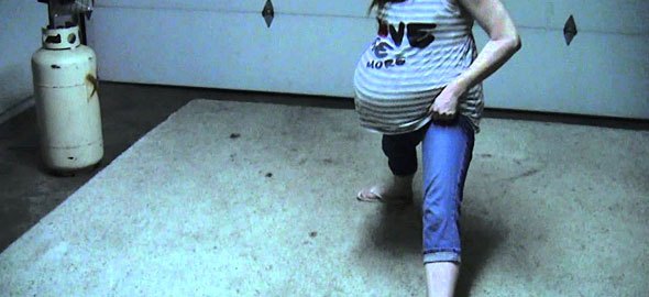 9 μηνών έγκυος σε δίδυμα κάνει… σπαγγάτο στην κάμερα!