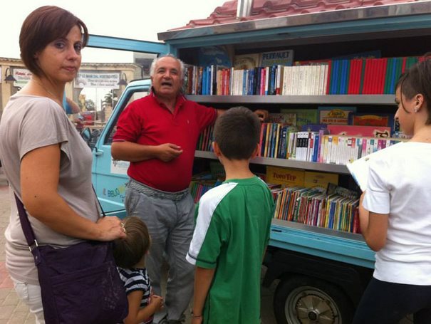 Γνωρίστε το συνταξιούχο Ιταλό δάσκαλο που βοηθάει τα παιδιά να αγαπήσουν το διάβασμα
