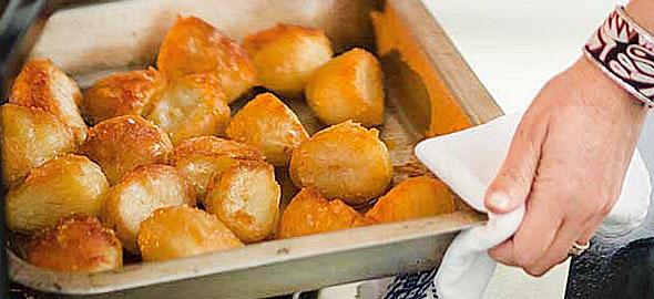 4 Απλά μυστικά για πεντανόστιμες πατάτες φούρνου