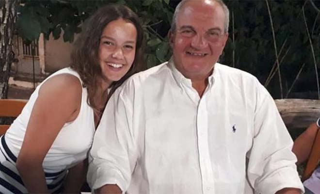 Στιγμές οικογενειακής χαλάρωσης για τον Κωνσταντίνο Καραμανλή σε ταβέρνα στην Λευκάδα [Εικόνες]