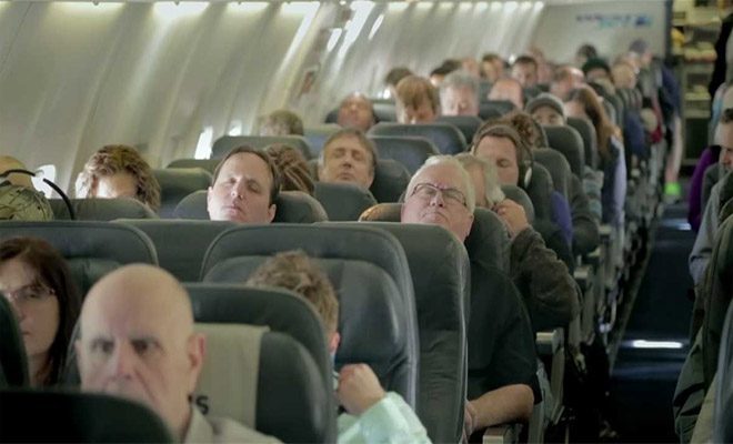 Οι επιβάτες ενός αεροπλάνου αποκοιμήθηκαν κατά τη διάρκεια της πτήσης και ξύπνησαν με μια εντελώς απροσδόκητη χριστουγεννιάτικη έκπληξη