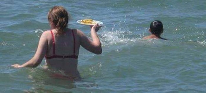 Viral φωτογραφία με Ελληνίδα μάνα να κυνηγάει τον γιο της μέσα στη θάλασσα για να φάει