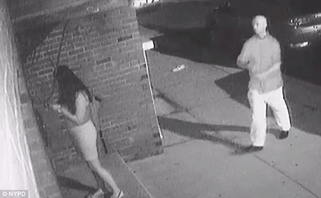 Βιαστής άρπαξε νεαρή γυναίκα την ώρα που έμπαινε στο διαμέρισμά της και κάμερα ασφαλείας κατέγραψε το τρομακτικό βίντεο