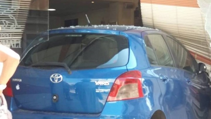 Αγρίνιο: Αυτοκίνητο μπούκαρε σε τζαμαρία καταστήματος [φωτο]