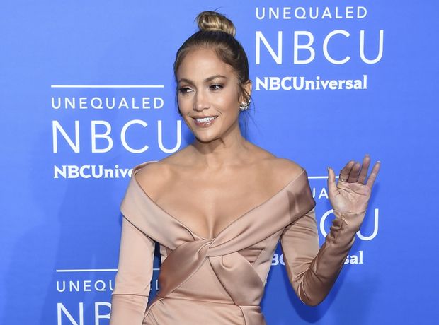 H Jennifer Lopez αποδεικνύει ότι το ροζ δεν έφυγε ποτέ από τα trends