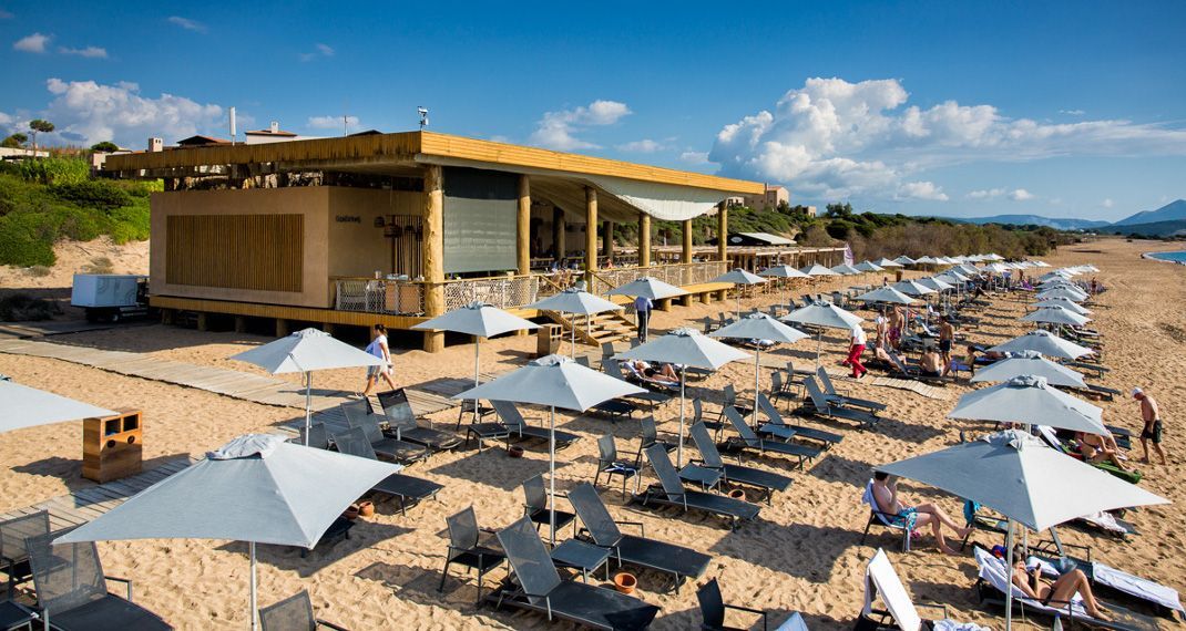 Σε αυτό το ελληνικό beach bar όταν φυσάει η οροφή του μετατρέπεται σε κάτι μαγικό