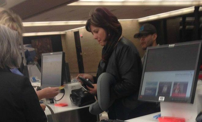 Η φωτογραφία αυτής της γυναίκας στα εισιτήρια του αεροδρομίου, σαρώνει στο διαδίκτυο. Προσέξτε την λίγο καλύτερα και θα καταλάβετε γιατί