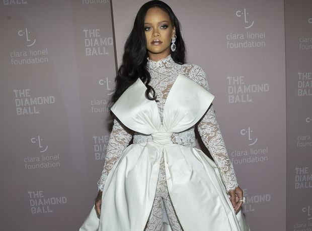 Η Rihanna ντύνεται στα λευκά και κάνει μία βασιλική εμφάνιση στην Νέα Υόρκη