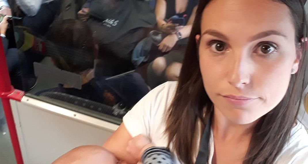 Μητέρα θήλαζε όρθια σε τρένο για 35 λεπτά (εικόνα)