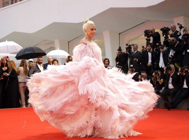 Η Lady Gaga κάνει αίσθηση στο φεστιβάλ της Βενετίας με εξαιρετικές εμφανίσεις
