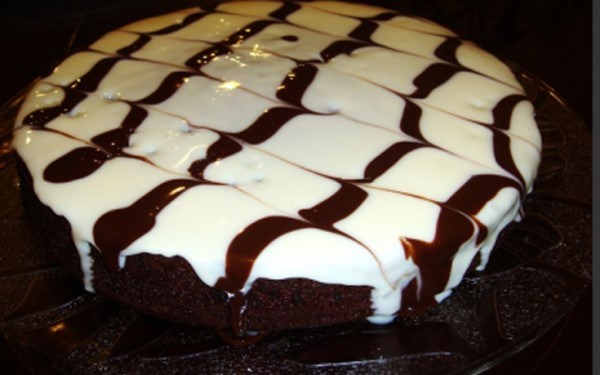 Κέικ με μαύρη και λευκή σοκολάτα
