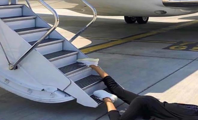 Εικόνα ΣΟΚ της Ναταλίας Γερμανού πεσμένη στα σκαλοπάτια αεροπλάνου [Εικόνες]