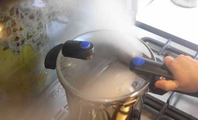 Βίντεο ΣΟΚ στην Πρέβεζα: Χύτρα «σκάει» την ώρα που μαγειρεύει!