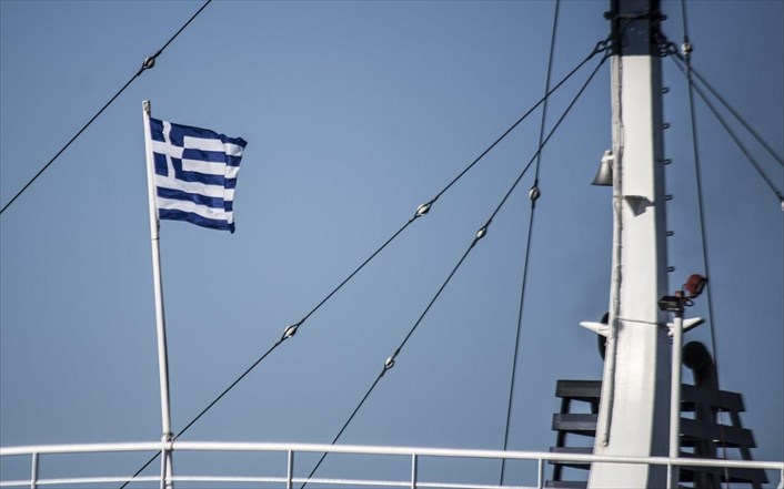 Σε τρία πλοία του εμπορικού ναυτικού θα υψωθεί η ελληνική σημαία
