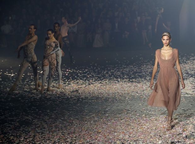 O Dior υποδέχθηκε την Εβδομάδα Μόδας στο Παρίσι δημιουργώντας ένα μαγικό σκηνικό στο runway