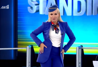 Still Standing: «Αεροσυνοδός» η Μαρία Μπεκατώρου – Πρεμιέρα στις 17 Σεπτεμβρίου (trailer)