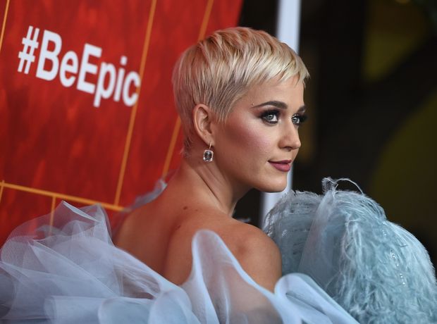 amfAR Gala Los Angeles: Τα φτερά της Katy Perry και η κόκκινη υπερπαραγωγή της Heidi Klum