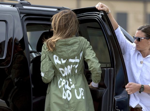 Η Melania Trump δίνει την απάντησή της για το jacket με το αμφιλεγόμενο μήνυμα 3 μήνες μετά