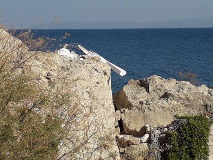 Άγνωστοι κατέστρεψαν τον μεγάλο σταυρό που είχε τοποθετηθεί στην ακτή Απελή στη Μυτιλήνη