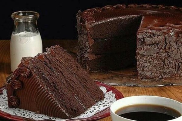 Κέϊκ σοκολάτας με ζαχαρούχο γάλα και γλάσο σοκολάτας