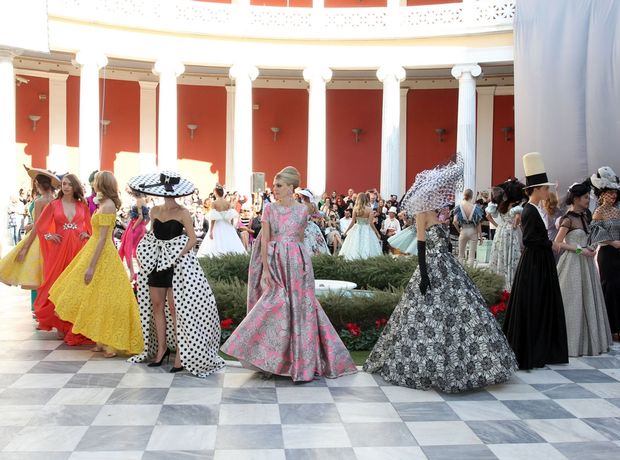 Το πρωτότυπο couture show του Vasillis Zoulias στο Ζάππειο για τον εορτασμό των 15 χρόνων παρουσίας του