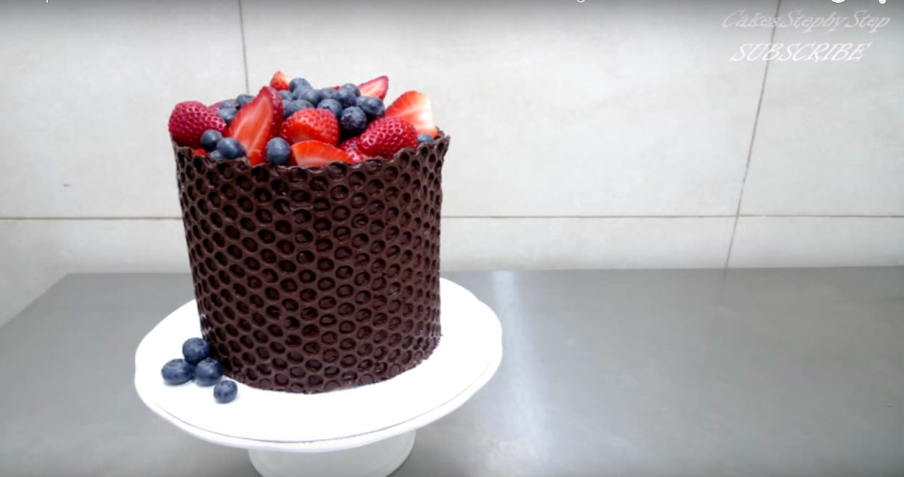 Πρωτοτυπήστε και διακοσμήστε την τούρτα σας με σοκολάτα!