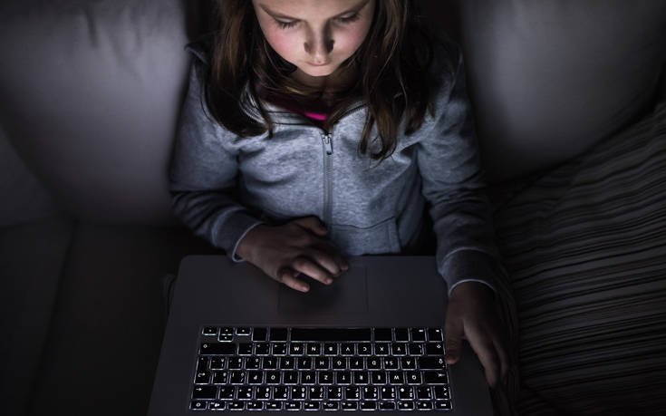 Σχεδόν 1 στους 2 γονείς δεν ξέρει τι μοιράζεται το παιδί του online