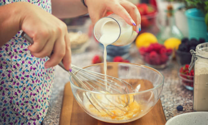 Λάθος το να βάζετε γάλα στην ομελέτα όταν χτυπάτε τα αυγά – Πώς γίνεται η σωστή ομελέτα
