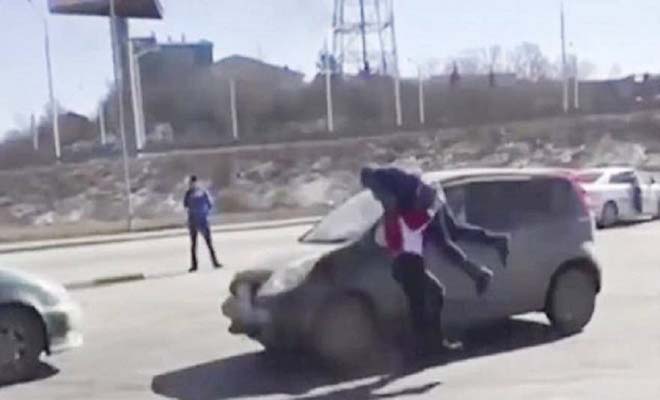 «Έπεσε» πάνω στην πιο δυνατή γυναίκα της Σιβηρίας! – Οδηγός πήγε να… [Βίντεο]