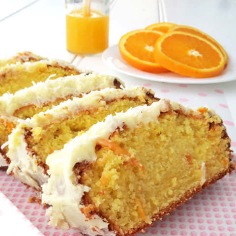 Μυρωδάτο κέικ πορτοκαλιού καλυμμένο με κρέμα πορτοκαλιού