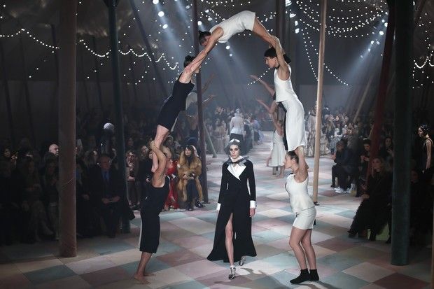Ο Dior φέρνει το τσίρκο στο σήμερα με ένα εξαιρετικό Couture Show