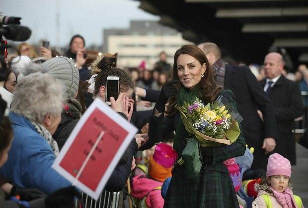 Η Kate Middleton, το φόρεμα από το 2012 και το cult τσαντάκι